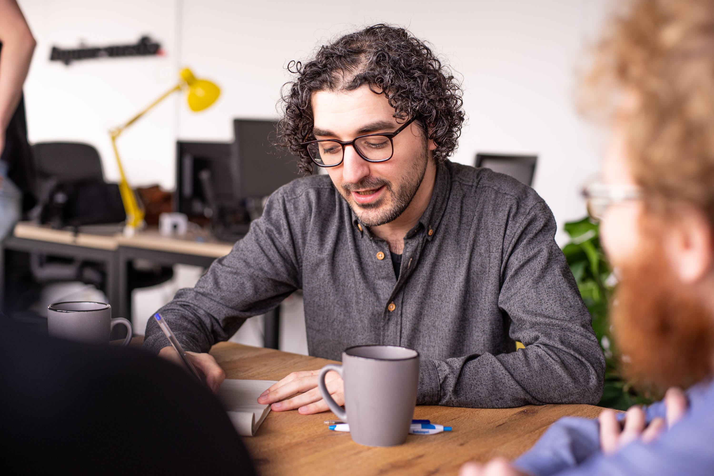 Akif legt iets uit overleg