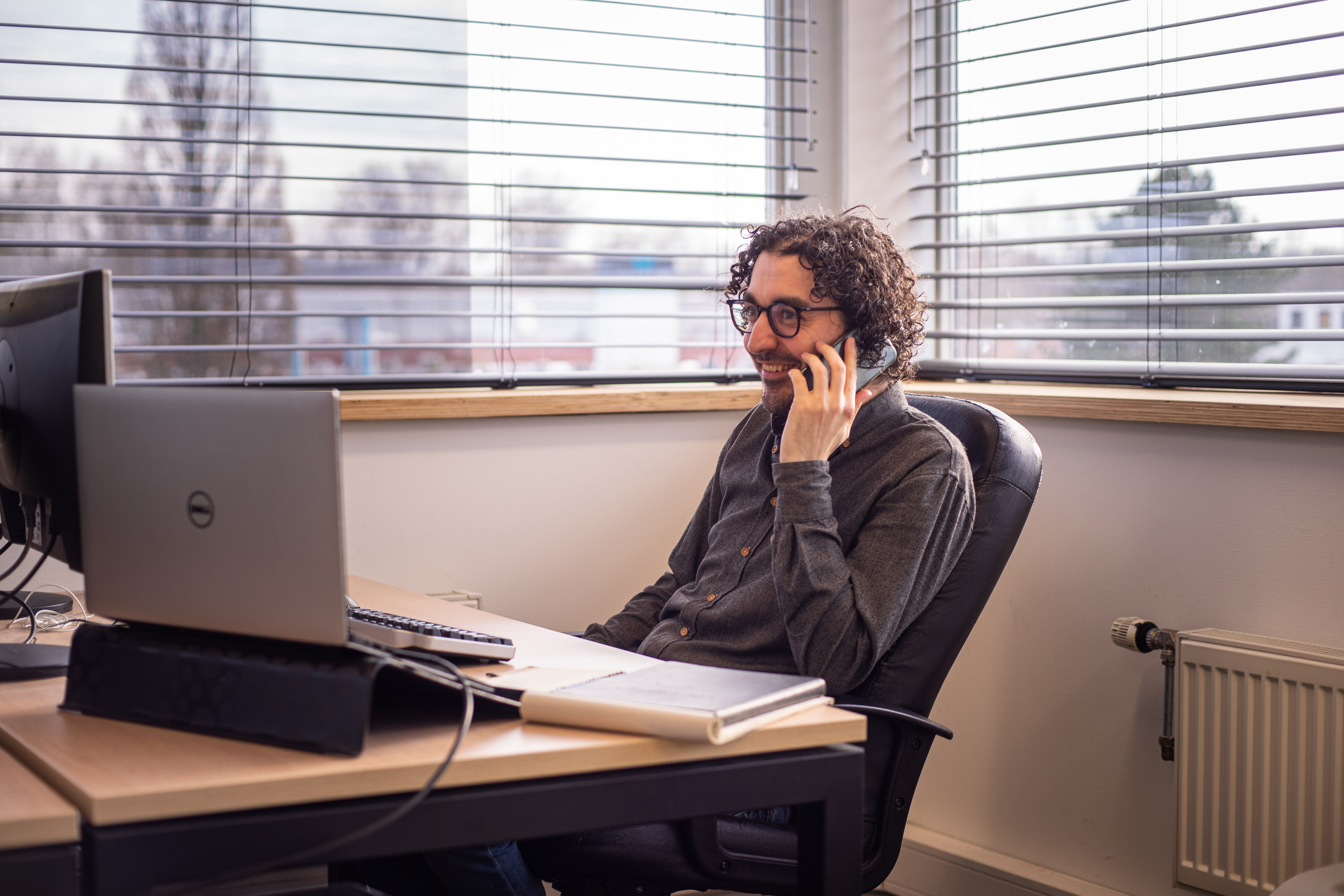 Akif aan de telefoon